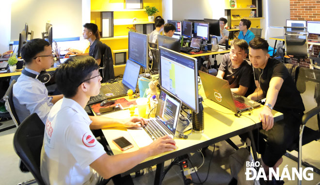 The municipal government wants businesses to join hands in developing platforms and building digital transformation products for socio-economic development. Here is a scene of employees working at the Enouvo IT Solutions. (Photo taken in March 2021 by P.LAN)