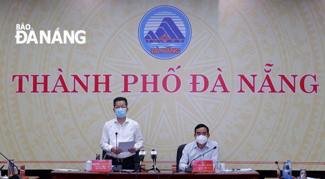 Secretary Nguyen Van Quang (left) delivers his instructions at the Tuesday’s meeting to discuss next steps in battle against COVID-19. Photo: TRONG HUNG.