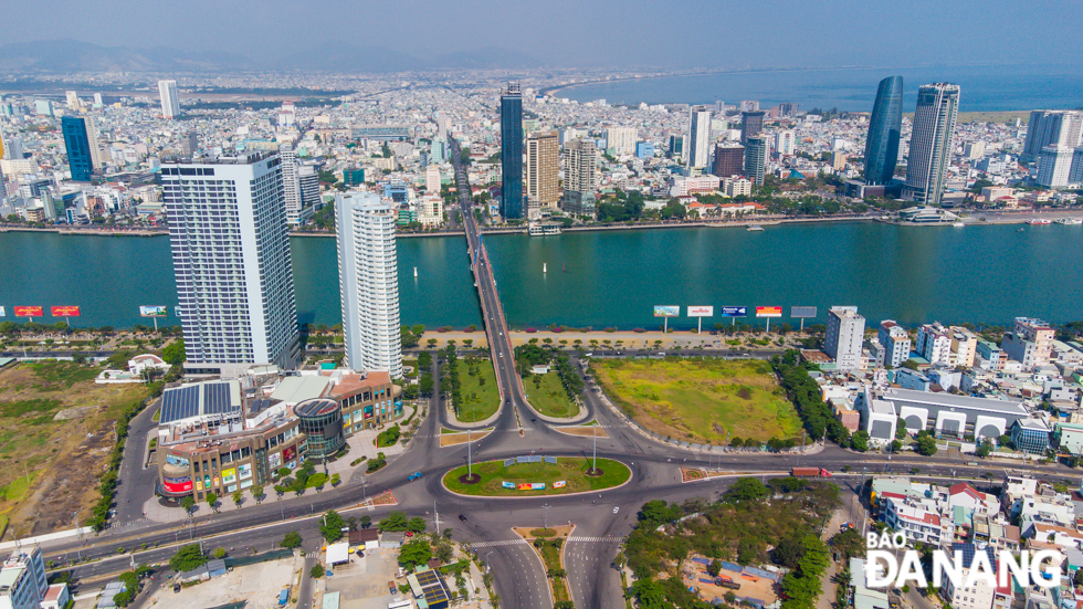 Da Nang has temporarily halted all passenger transport services operated by taxies and contract vehicles with fewer than nine seats across the city, including ride-hailing apps like GrabCar, from 6:00 am on May 17 until new further notice. Many streets in the city inner, therefore, turn tranquil with a few of road users. Here is a photo of the western end of the ‘Song Han’ (Han River) Bridge taken on the evening of May 18.