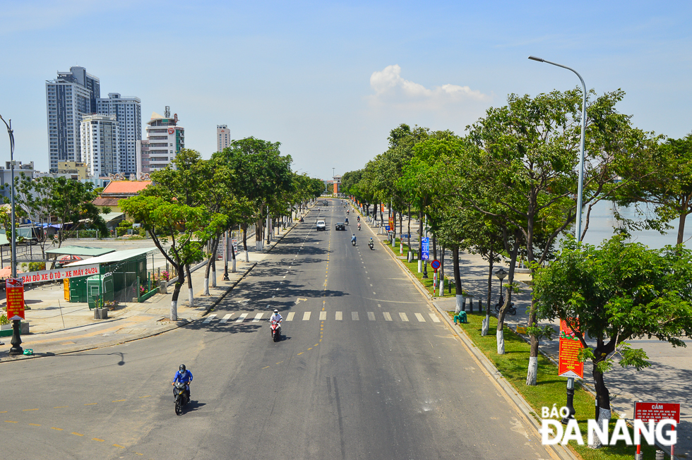  In the face of the complicated developments of the virus, people are advised against going outside if not necessary. In the photo is a tranquil section of Tran Hung Dao riverside street.