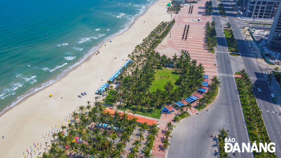 The East Sea Park has turned empty of visitors after being barricaded by functional local forces.