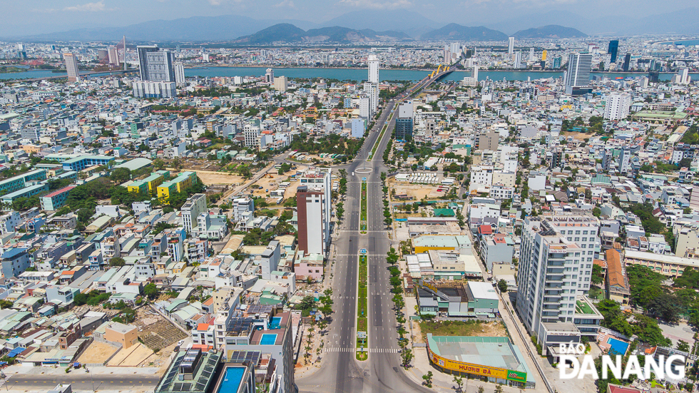  Here is a peaceful image of Vo Van Kiet Street, seen from above. The traffic volume running from the western bank of the Han River through this route is not as crowded as it was before this virus wave. Alongside this long coastal route are chains of high-class hotels and restaurants.
