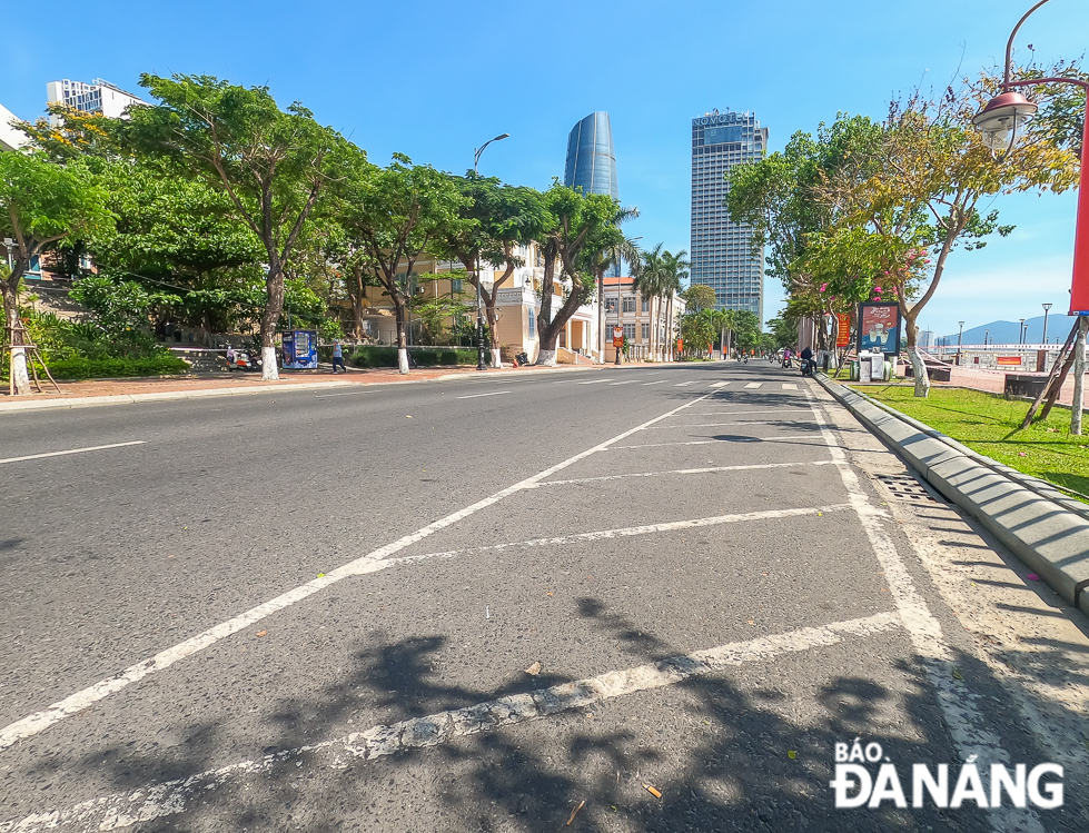 The sidewalks of Bach Dang riverside street are ring-fenced to avoid public gatherings. The number of road users travelling on this once-to-be-busy street is also lower than before.