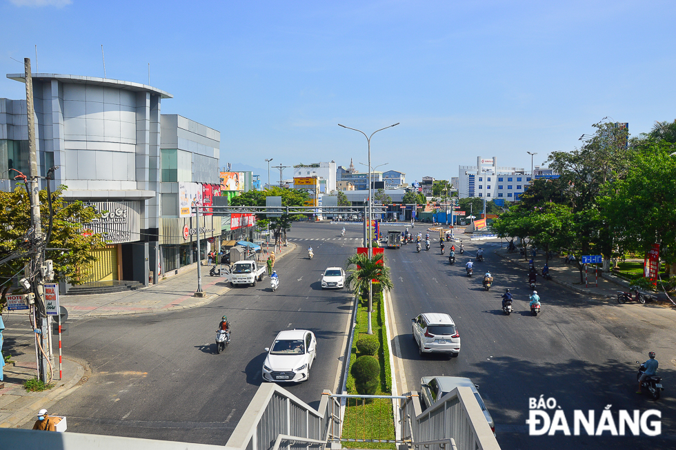 Nguyen Tri Phuong Street, one of the major routes for public transport vehicles travelling from the Da Nang airport to the city centre, is now empty of taxis.