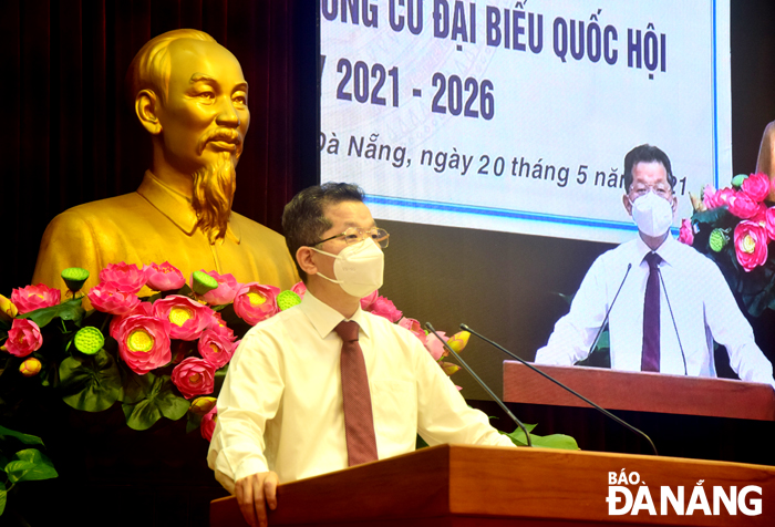 Ủy viên Trung ương Đảng, Bí thư Thành ủy Nguyễn Văn Quảng phát biểu tiếp thu ý kiến cử tri tại hội nghị. Ảnh: TRỌNG HUY