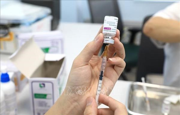 Preparation for the injection of COVID-19 vaccine (Photo: VNA)