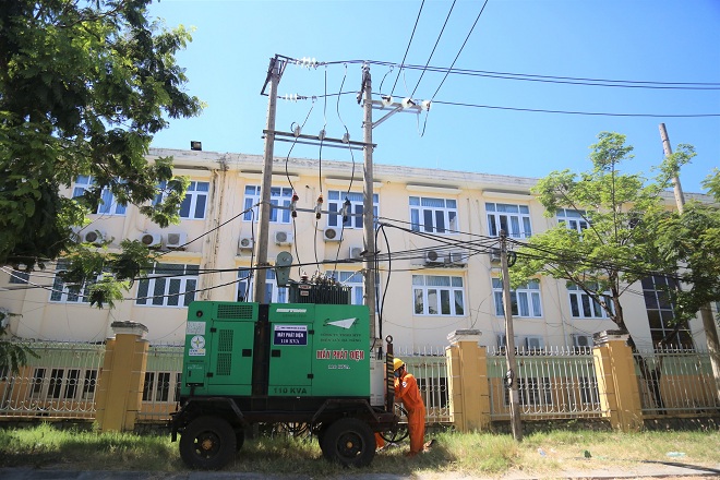 Bố trí máy phát điện dự phòng 110kVA để phục vụ tiếp xúc cử tri sẽ diễn ra tại điểm cầu UBND quận Sơn Trà vào ngày 18-5-2021.