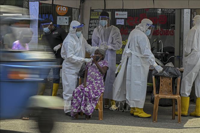 Một điểm xét nghiệm COVID-19 tại Colombo, Sri Lanca. Ảnh: AFP/TTXVN