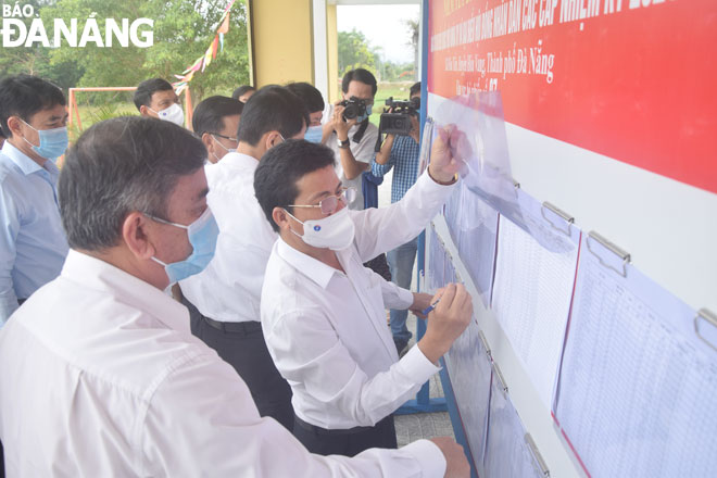 Đoàn kiểm tra Ủy ban bầu cử thành phố kiểm tra công tác bầu cử tại huyện Hòa Vang. Ảnh: TRỌNG HUY	