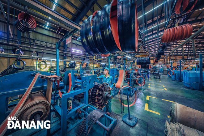 Bustling working ambiance recorded at the Da Nang Rubber JSC (Photo: KIM LIEN) 