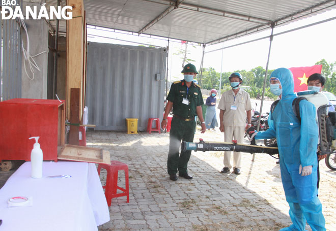  Lien Chieu District's medical forces disinfect the entire ballot box.