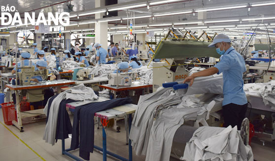 Currently, textiles, aquatic products, handicrafts, finished rubber products are the top export commodities in Da Nang. Picture was taken at Hoa Tho Textile and Garment Corporation. Photo: KHANH HOA