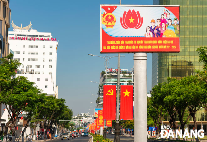 Trang trí cờ, áp-phích, pa-nô hướng tới ngày bầu cử 23-5 trên tuyến đường Nguyễn Văn Linh, quận Hải Châu. 					            Ảnh: MAI QUANG HIỂN