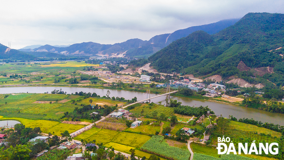 Cầu treo dây văng Phò Nam bắc qua dòng sông Cu Đê, nối liền 2 thôn Nam Yên và Phò Nam.