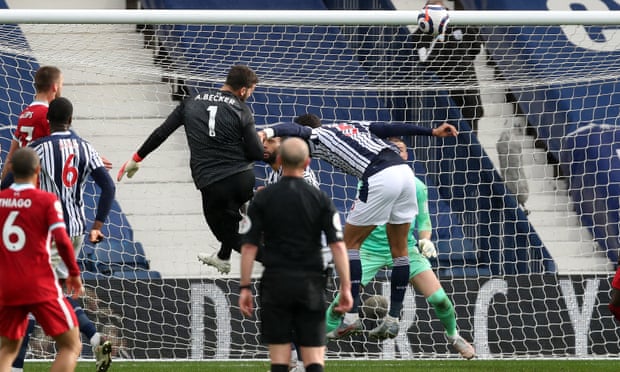 Thủ môn Alisson Becker bật nhảy ghi bàn thắng cho Liverpool. Ảnh: Getty Images	