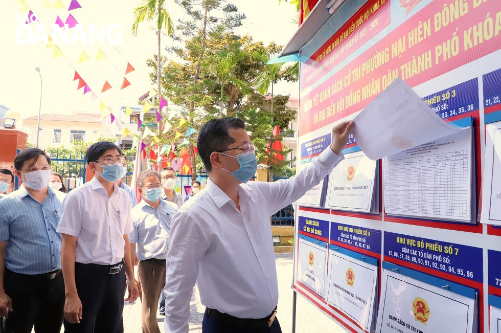 Da Nang Party Committee Secretary , Head of the Election Steering Committee Nguyen Van Quang inspects the lists of voters and candidates for the 15th National Assembly (NA) and all-level People’s Councils for the 2021-2026 tenure in Nai Hien Dong Ward, Son Tra District.