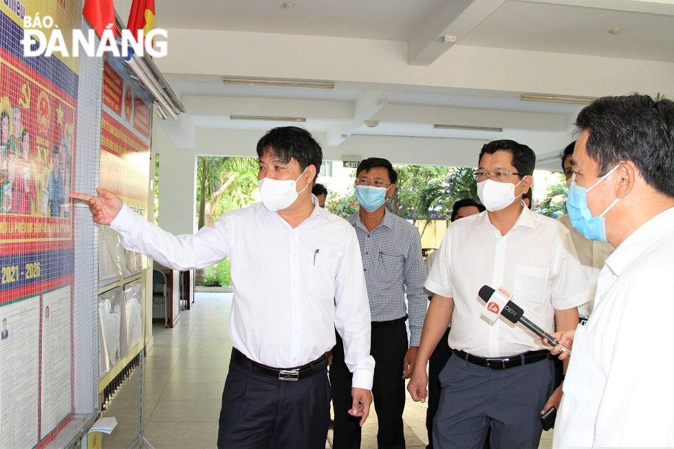 Da Nang Party Committee Deputy Secretary, municipal People's Council Chairman and Election Commission Chairman Luong Nguyen Minh Triet inspects the organisation of the elections in Hoa Khanh Nam Ward, Lien Chieu District.