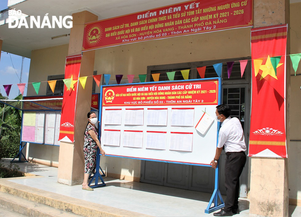   Members of Election Team No. 3, Hoa Son Commune, Hoa Vang District are regularly present at the polling station to arrange everything neatly and solemnly.