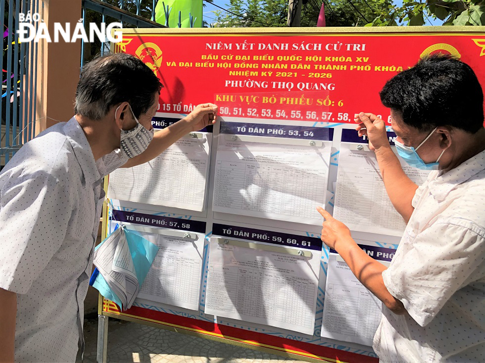 Voters of Tho Quang Ward, Son Tra District admire the list of voters at polling station No. 6 in Tho Quang Ward.