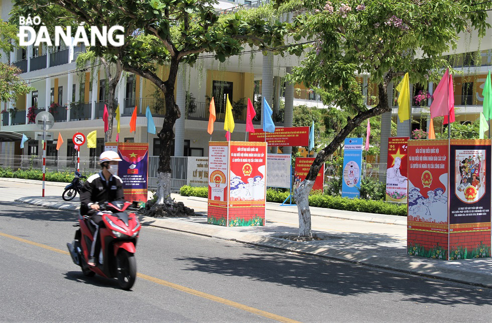  A series of four-sided boxes publicising the elections are placed along Ly Tu Trong Street in Hai Chau District.