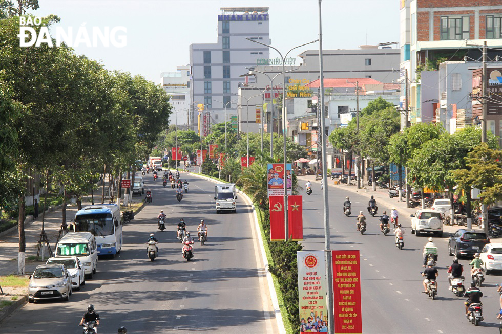 Nguyen Tri Phuong Street in Thanh Khe District is decorated with a large number of colourful banners.