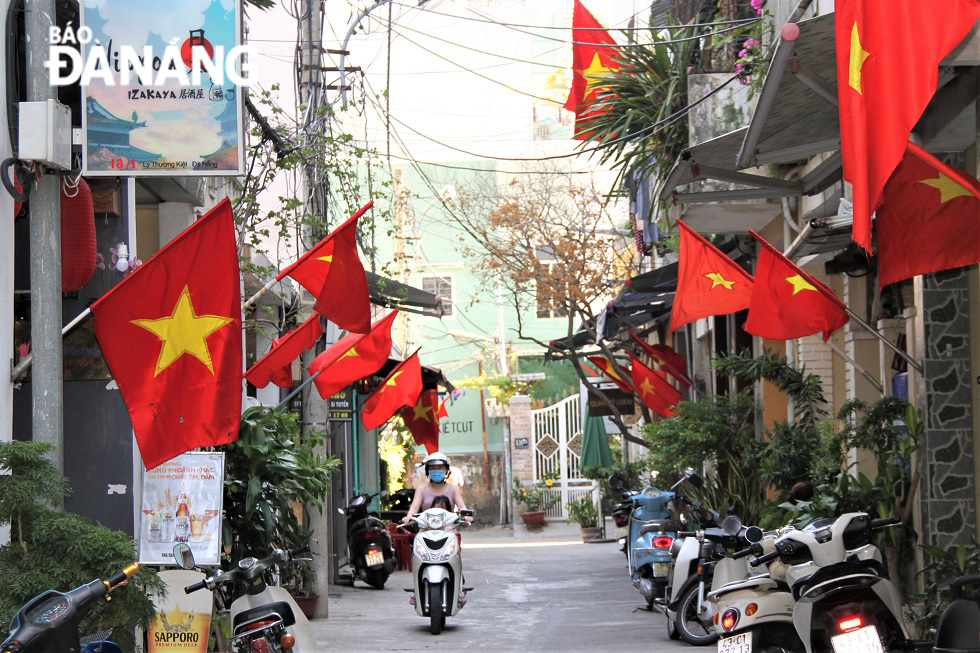  National flags enliven a small alley on Ly Thuong Kiet Street in Hai Chau District.