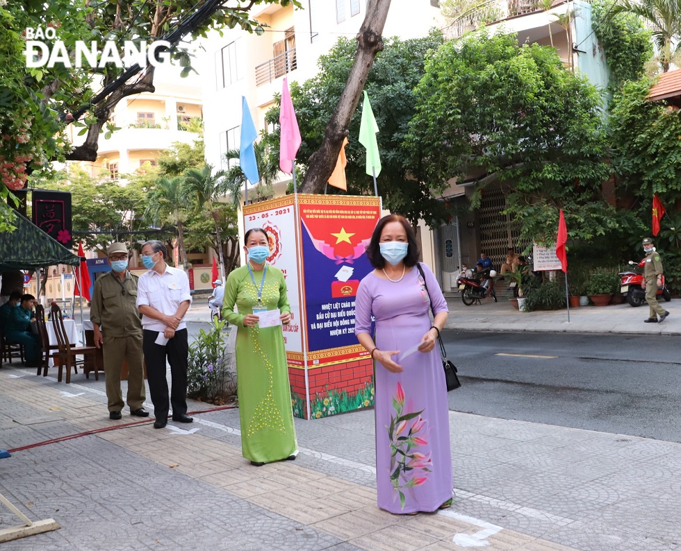 Cử tri đến bầu cử tại khu vực bỏ phiếu số 1, phường Thạch Thang, quận Hải Châu. Ảnh: NGỌC PHÚ