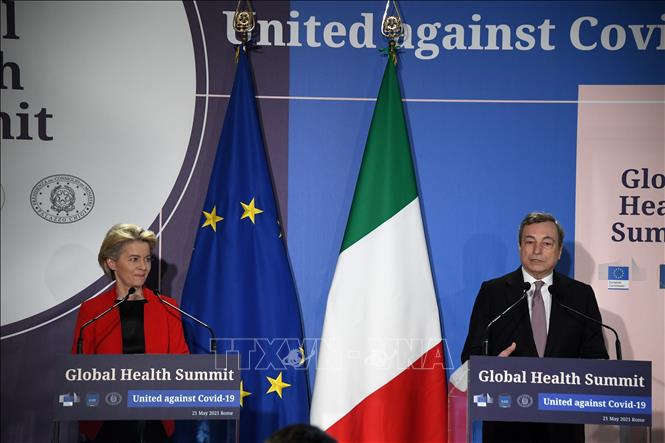 Thủ tướng Italy Mario Draghi (phải) và Chủ tịch Ủy ban châu Âu (EC) Ursula von der Leyen (trái) tại cuộc họp báo sau Hội nghị thượng đỉnh y tế toàn cầu tại Roma, Italy, ngày 21-5-2021. Ảnh: THX/TTXVN