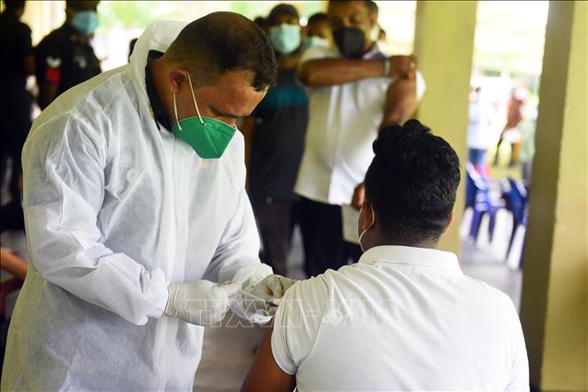 Tiêm chủng vaccine ngừa Covid-19 tại Colombo, Sri Lanka, ngày 20-5-2021. Ảnh: THX/TTXVN