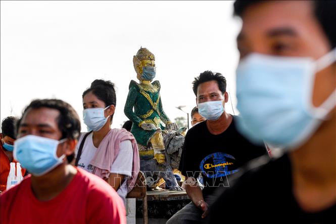 Người dân đeo khẩu trang phòng lây nhiễm Covid-19 tại một điểm tiêm chủng vaccine ngừa Covid-19 ở Phnom Penh, Campuchia, ngày 20-5-2021. Ảnh: AFP/TTXVN