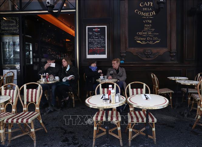 Người dân ăn sáng tại một quán cafe ở Paris, Pháp, ngày 19-5-2021. Ảnh: THX/TTXVN