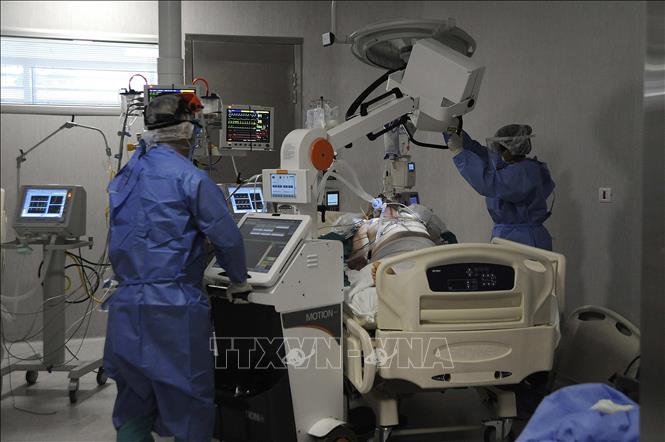 Điều trị cho bệnh nhân nhiễm Covid-19 tại Mendoza, Argentina. Ảnh: AFP/TTXVN