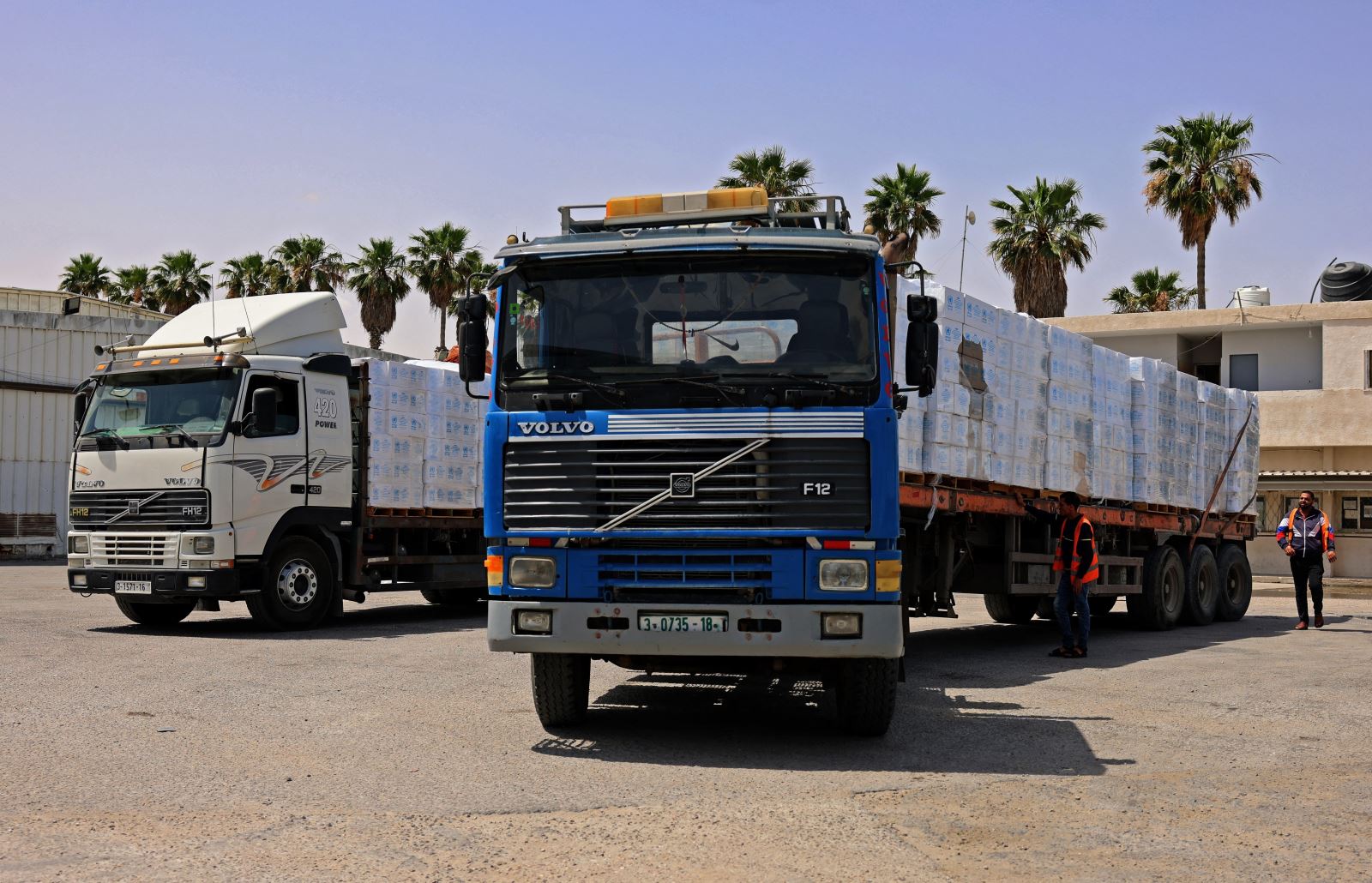 Xe chở hàng cứu trợ qua cửa khẩu Rafah vào Dải Gaza ngày 21-5-2021. Ảnh: AFP/TTXVN