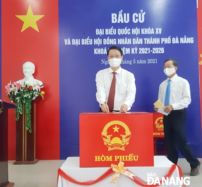 Chủ tịch Ủy ban MTTQ Việt Nam thành phố Ngô Xuân Thắng bỏ phiếu bầu cử tại khu vực bỏ phiếu số 8, phường Hòa Cường Nam, quận Hải Châu. Ảnh: LAM PHƯƠNG