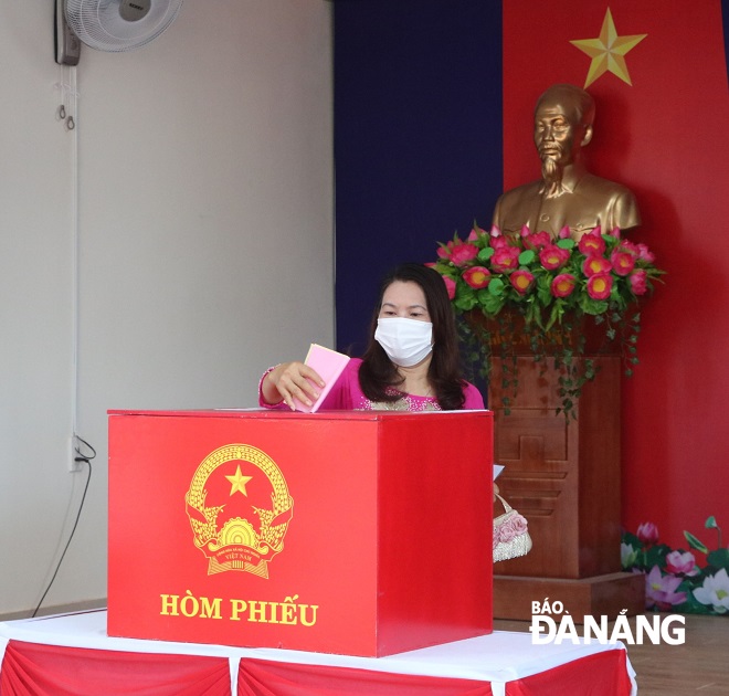 Cử tri phường Hòa Xuân, quận Cẩm Lệ bỏ phiếu bầu cử. Ảnh: VĂN HOÀNG