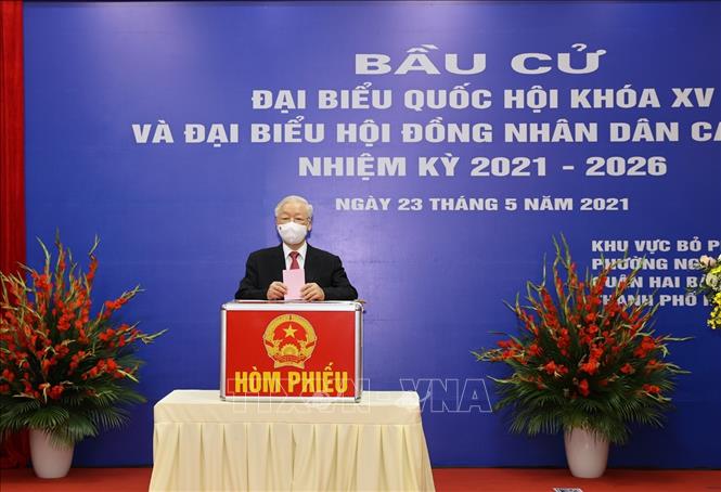 Tổng Bí thư Nguyễn Phú Trọng bỏ phiếu bầu đại biểu Quốc hội khoá XV và đại biểu Hội đồng nhân dân các cấp nhiệm kỳ 2021- 2026. Ảnh: Trí Dũng/TTXVN