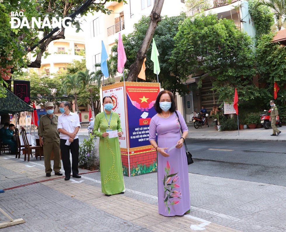 Voters ready to cast ballots at polling station No. 1 in Thach Thang Ward, Hai Chau District