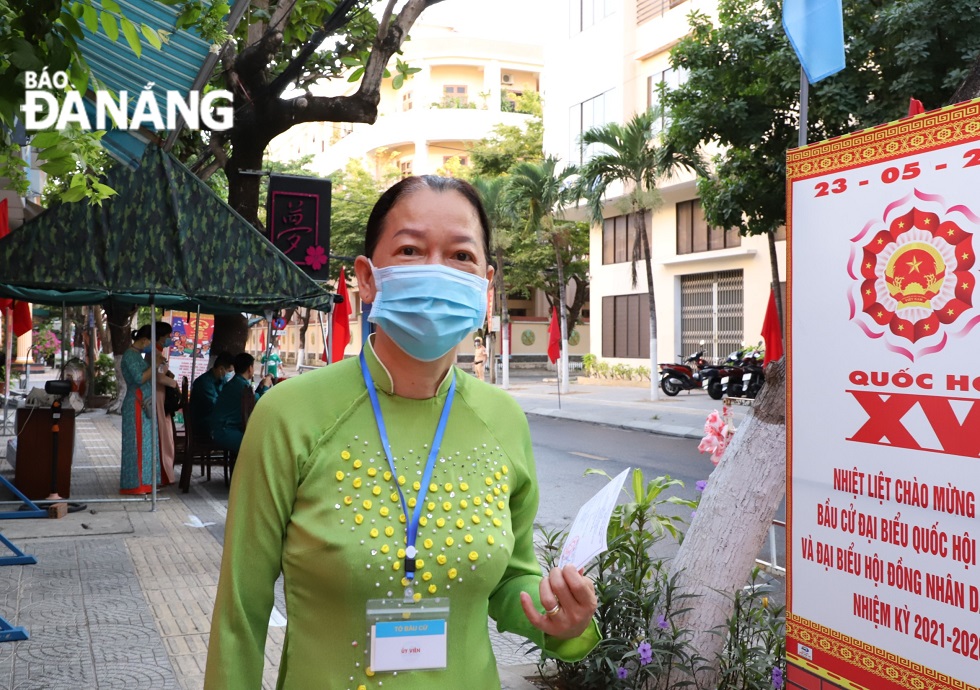  Voters of Hai Chau District bringing their voter cards with them to exercise their voting right.