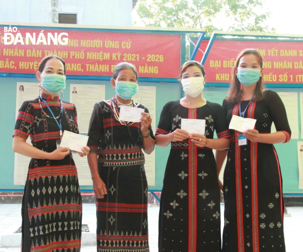  Women in Hoa Bac Commune, Hoa Vang District preparing for casting ballots