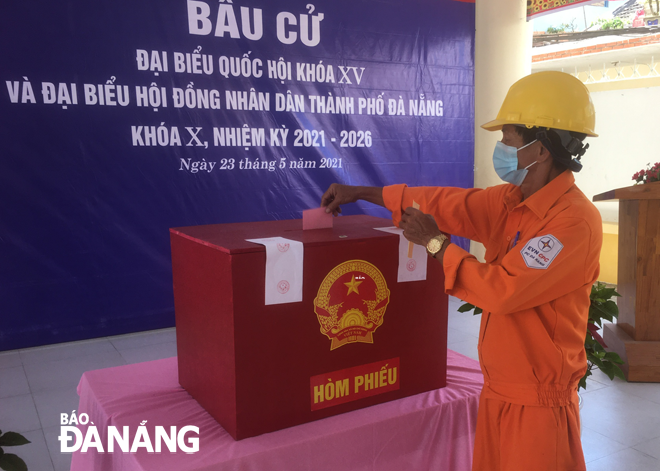Cử tri phường Vĩnh Trung, quận Thanh Khê là công nhân EVN Đà Nẵng đi bầu cử trước khi đi làm. ẢNH HOÀNG THẠCH