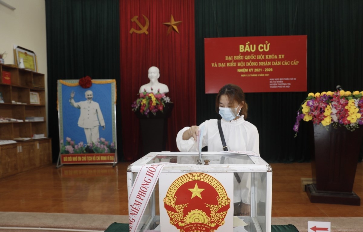 A voter casts her vote at Electoral Unit No.2 in Tu Nhien commune, Hanoi's Thuong Tin district on May 23. (Photo: VNA)