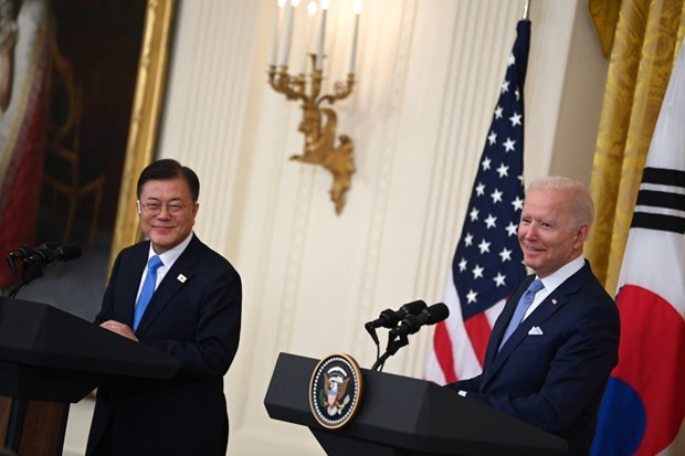 US President Joe Biden (R) and Korean President Moon Jae-in in a meeting on May 21 (Photo: AFP)