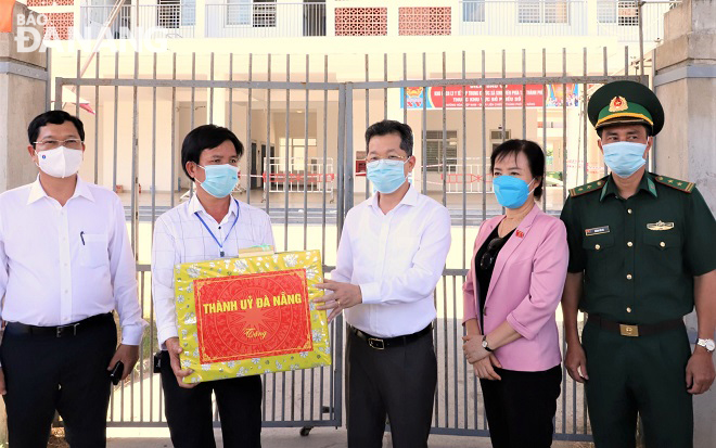 Ủy viên Trung ương Đảng, Bí thư Thành ủy Nguyễn Văn Quảng, Trưởng Ban Chỉ đạo bầu cử thành phố tặng quà 