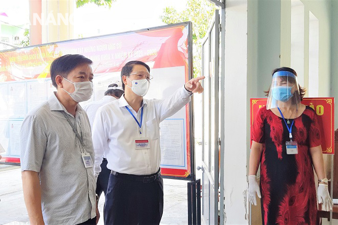 Chủ tịch Ủy ban MTTQ Việt Nam thành phố Ngô Xuân Thắng (giữa) kiểm tra công tác bầu cử tại Điểm bỏ phiếu phường Khuê Trung, quận Cẩm Lệ. Ảnh: L.PHƯƠNG