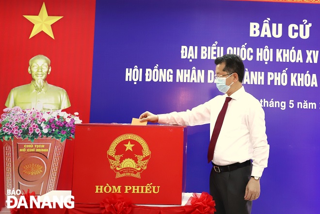 Da Nang Party Committee Secretary Nguyen Van Quang, Head of the Da Nang Steering Committee for Elections cast his ballot in polling station No. 1 located in Thach Thang Ward, Hai Chau District. Photo: NGOC PHU