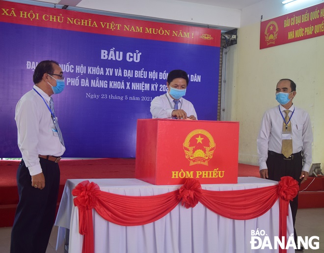 Deputy Secretary of the municipal Party Committee, Chairman of the municipal Peoples Council, Chairman of the Da Nang Election Commission, Mr Luong Nguyen Minh Triet casts his vote in the polling station No. 11 located in Khue Trung Ward, Cam Le District. Photo: TRONG HUY