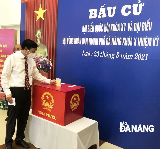 Deputy Secretary of the City Party Committee, Chairman of the municipal Peoples Committee Le Trung Chinh casts his ballot in polling station No. 6 located in Hoa Cuong Bac Ward, Hai Chau District. Photo: HOANG NHUNG