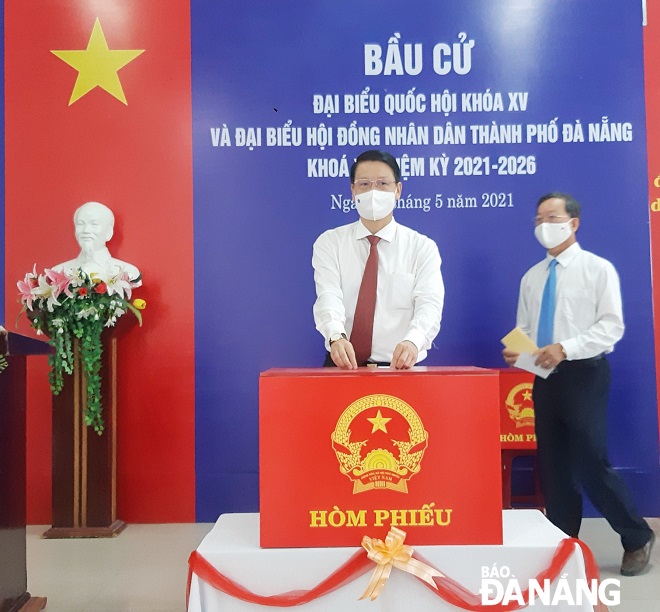 Municipal Fatherland Front Committee Chairman Ngo Xuan Thang casts his ballot in polling station No. 8 located in Hoa Cuong Nam Ward, Hai Chau District. Photo: LAM PHUONG