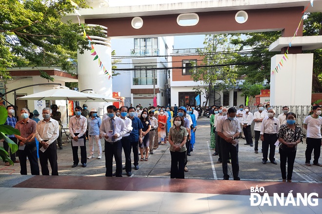 Voters in Khue Trung Ward, Cam Le District wait in line to vote Photo: TRUNG HUY Co Tu ethnic minority people in Hoa Bac Commune, Hoa Vang District cast their ballots. Photo: TRONG HUNG