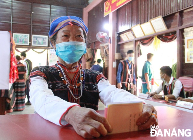 Co Tu ethnic minority people in Hoa Bac Commune, Hoa Vang District cast their ballots. Photo: TRONG HUNG